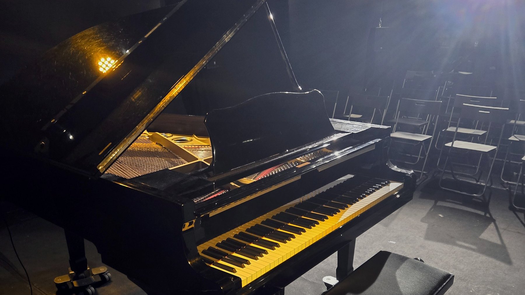 Detalhe de piano de cauda em ambiente de recital