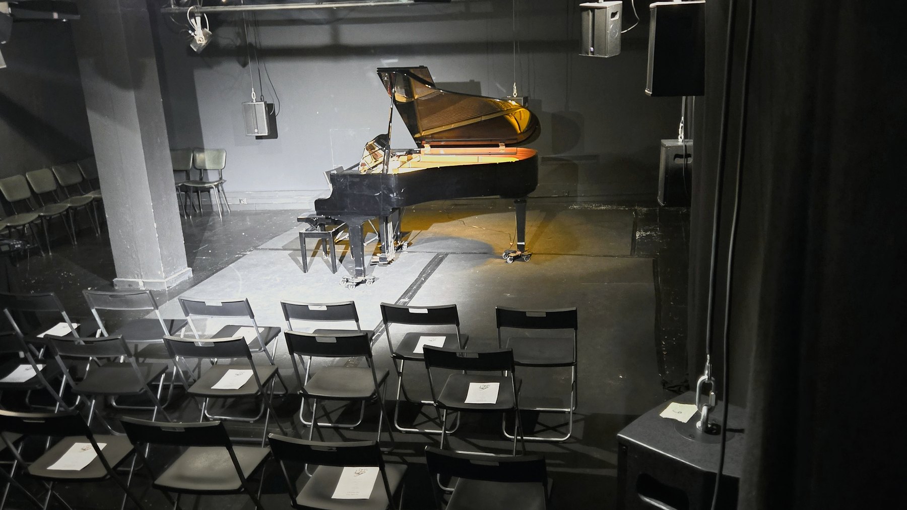 Vista alternativa da sala preparada para recital de piano SoloPiano